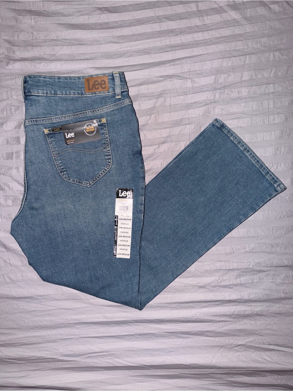 Lee Menโs Medium Blue Bootcut Jeans